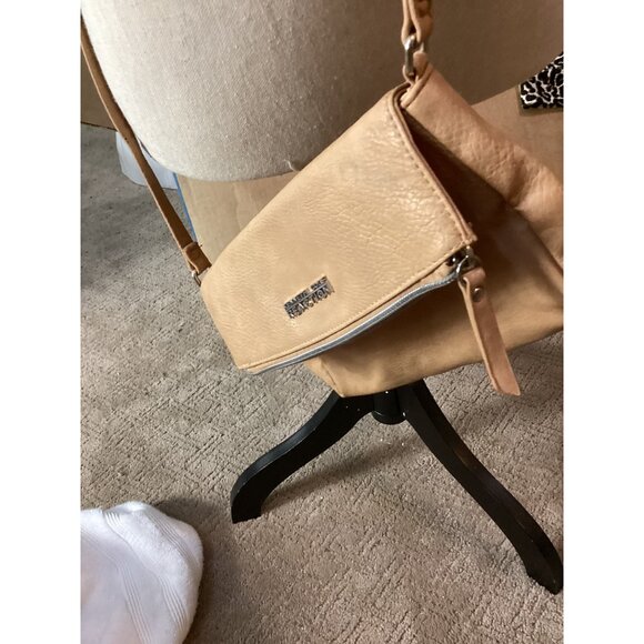 Kenneth Cole Reaction Beige Crossbody Bag With Zipper Pocket & Adjustable Strap - Picture 4 of 6